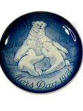 Decorative plate with polar bear design and 'Mors Dag 1974' text on a textured surface.