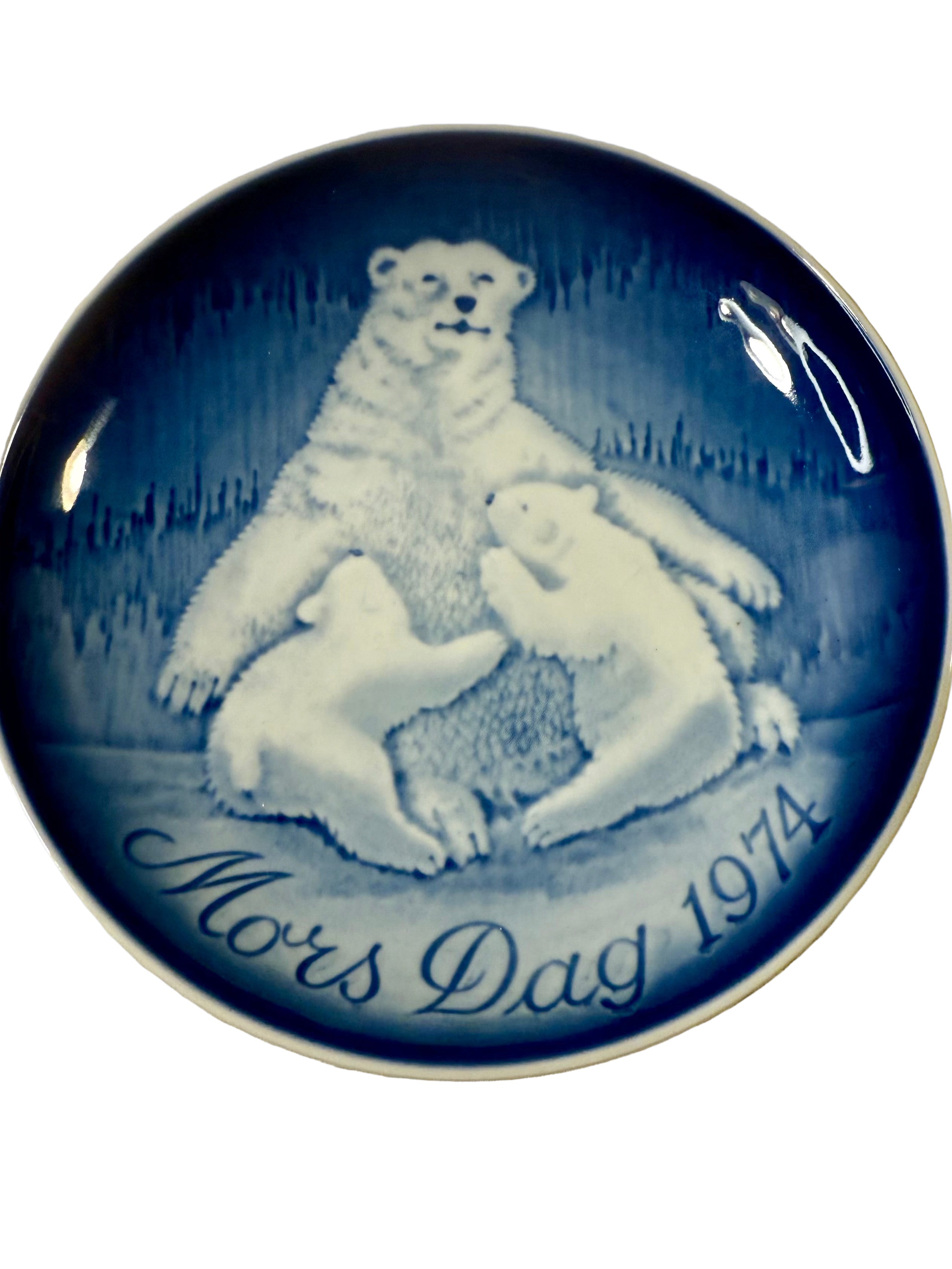 Decorative plate with polar bear design and 'Mors Dag 1974' text on a textured surface.